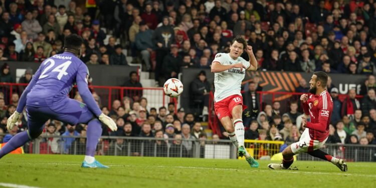 Twente stun Old Trafford as Lammers snatches Europa League draw