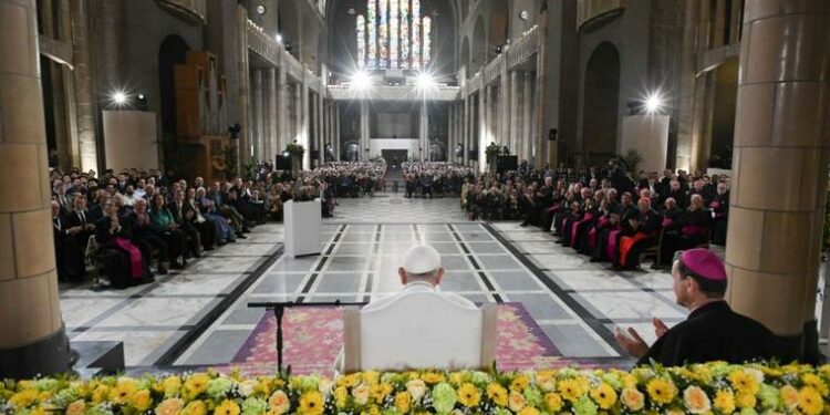 Addressing more than 2,500 priests, deacons, religious sisters, seminarians, catechists and bishops gathered inside the National Basilica of the Sacred Heart in Brussels, Pope Francis emphasized the urgency of evangelization in Europe.