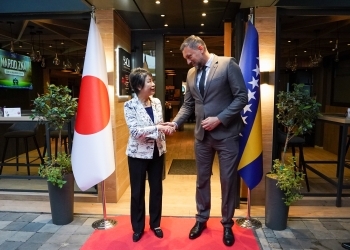 Foreign Minister Kamikawa shaking hands with Foreign Minister Elmedin KONAKOVIĆ