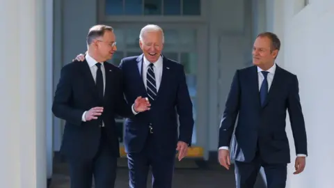 EPA-EFE/Jakub Szymczuk/KPRP A handout picture provided by the Chancellery of the President of Poland (KPRP) shows US President Joe Biden (C), Polish President Andrzej Duda (L) and Polish Prime Donald Tusk (R), during their meeting at the White House in Washington, USA, 12 March 2024