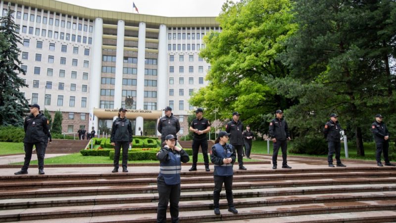 Moldovan police say criminals plotting to seize public buildings in election campaign – Euractiv