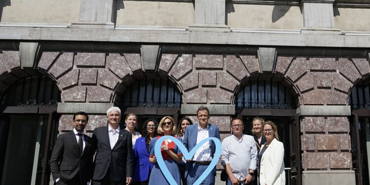 Representatives from NGOs Sürya, PAG-ASA, and Payoke, alongside Belgian Justice Minister, Paul Van Tigchelt and UNODC and IOM representatives,