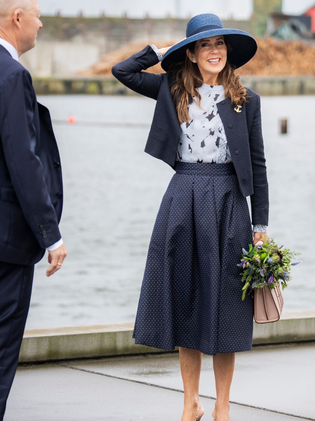 Full-body shot of Queen Mary in navy-coloured outfit