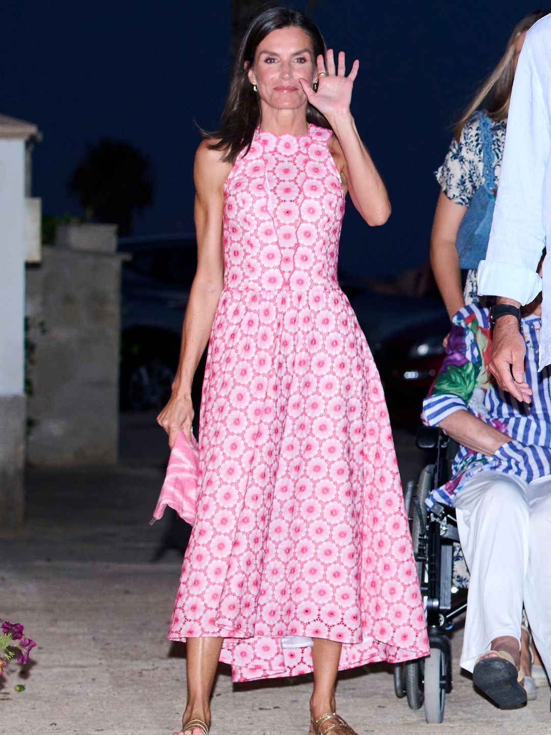 Full body image of Queen Letizia in a pink dress