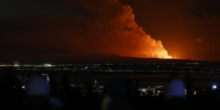 Iceland: Volcano erupts on Reykjanes peninsula