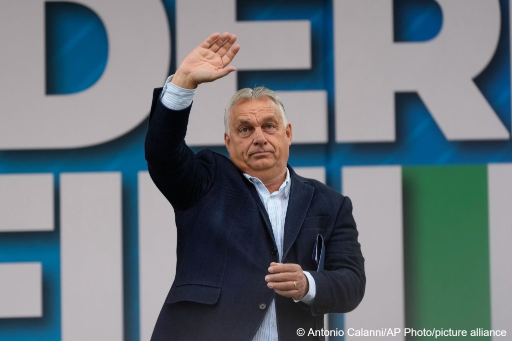 Hungarian Prime Minister and President of EU Council Viktor Orban waves at supporters as he attends the League's annual gathering in Pontida, north of Milan, Italy, October 6, 2024 | Photo: Antonio Calanni / picture alliance