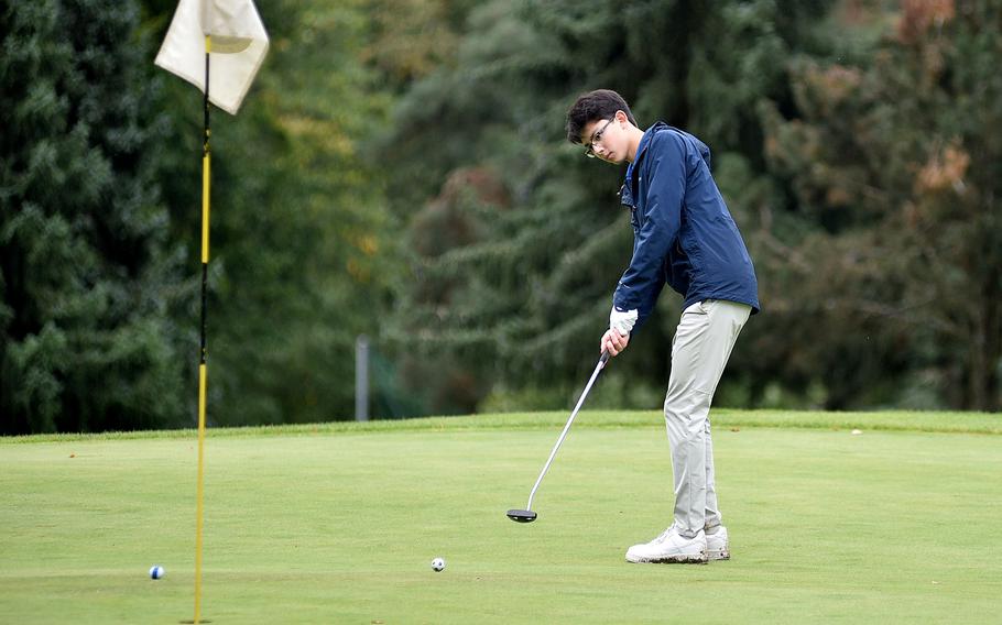 Jack Lehr watches his putt.