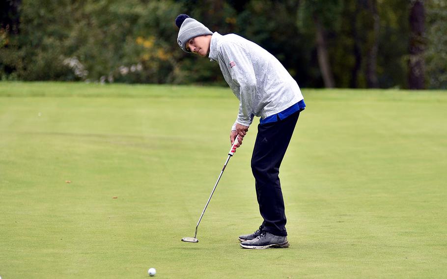 Tyler Hacker watches his putt.