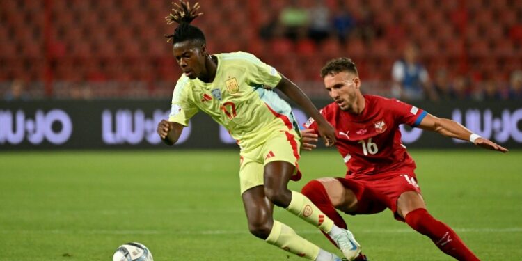 El extremo español Nico Williams (izquierda) con el balón junto al defensa serbio Strahinja Erakovic durante la 1ª jornada de Nations League, el 5 de septiembre de 2024 en Belgrado (Andrej ISAKOVIC)