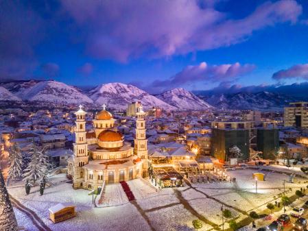 La catedral de Korcë cubierta de nieve