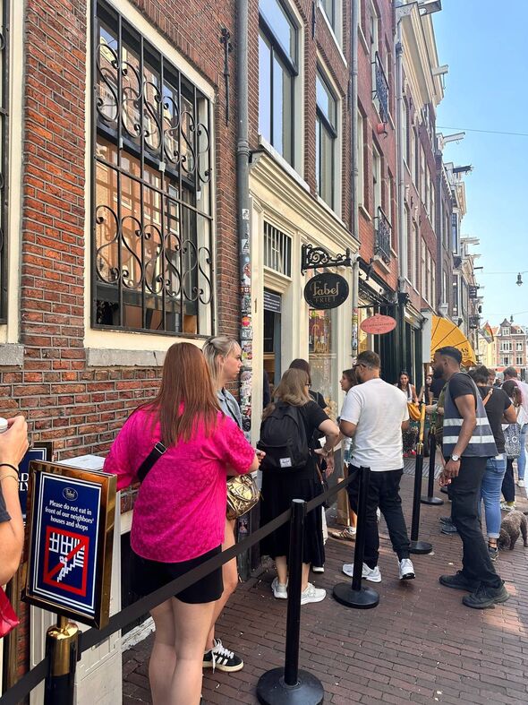 Tourists queue for the 'viral cookie'