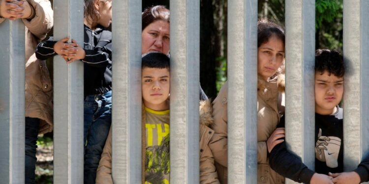 Poland to temporarily suspend asylum rights amid Belarus border tensions | Migration News