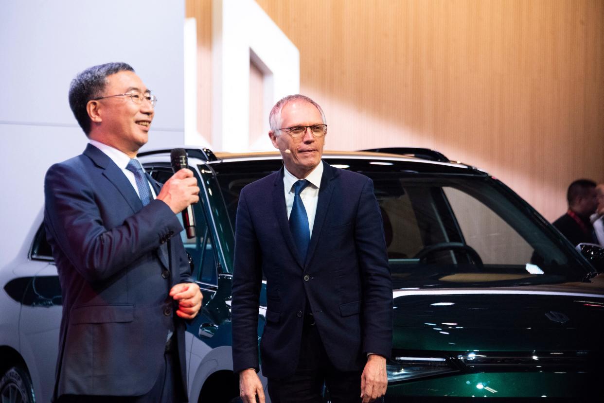 Zhu Jiangming founder of Leapmotor and Carlos Tavares CEO of Stellantis at Paris Motor Show