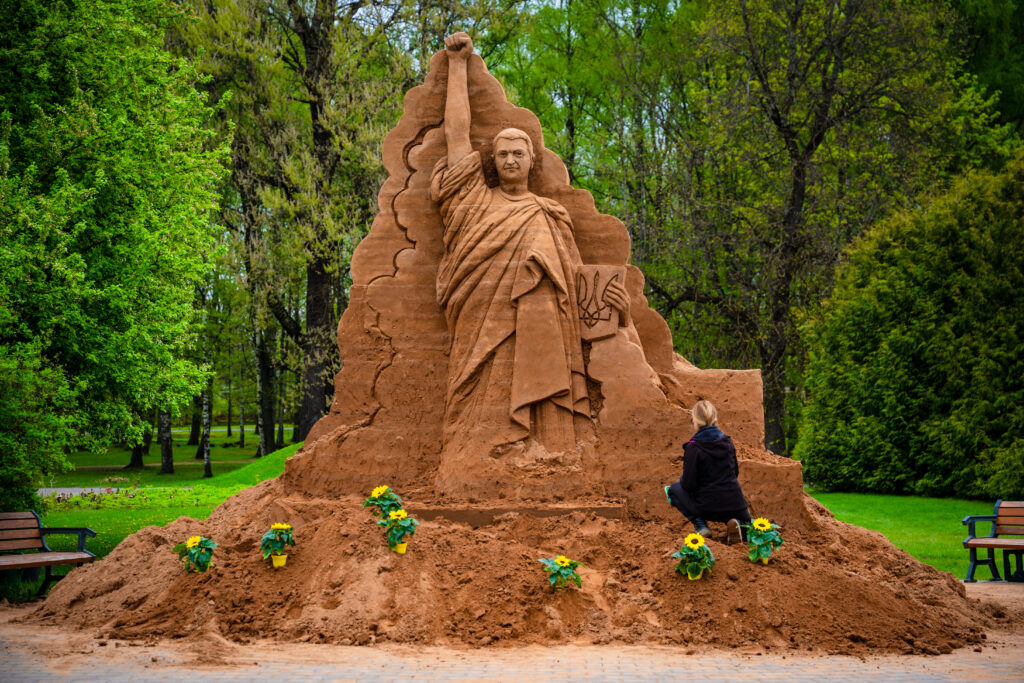 A small Estonian resort town, Tõrva, located in Valga County in southern Estonia, has built a sand sculpture, honouring the Ukrainian president, Volodymyr Zelensky. Photo by Egon Bogdanov.