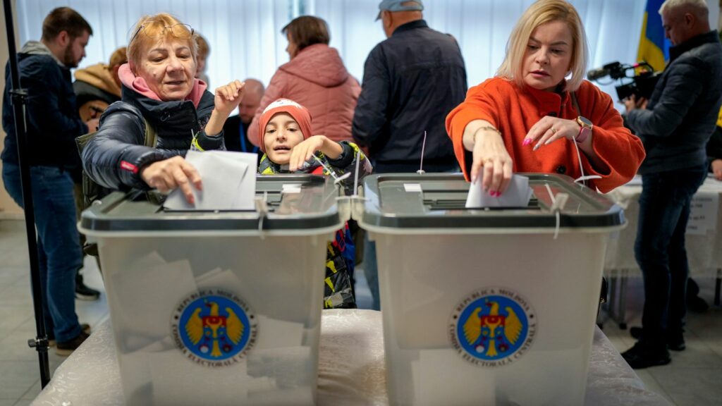 Moldova narrowly votes for closer European Union ties in referendum beset by claims of Russian meddling | World News