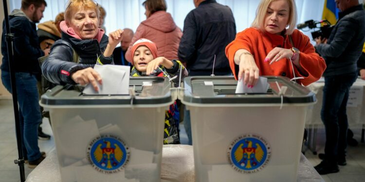 Moldova narrowly votes for closer European Union ties in referendum beset by claims of Russian meddling | World News