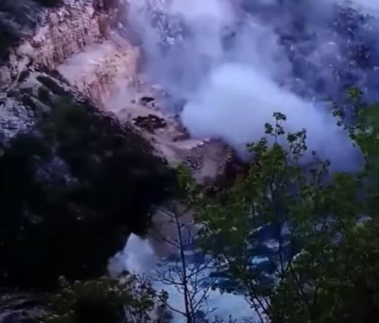 The displacement wave created by the 6 April 2024 landslide at Bijela near Mostar in Bosnia. Still from a video posted to Youtube.