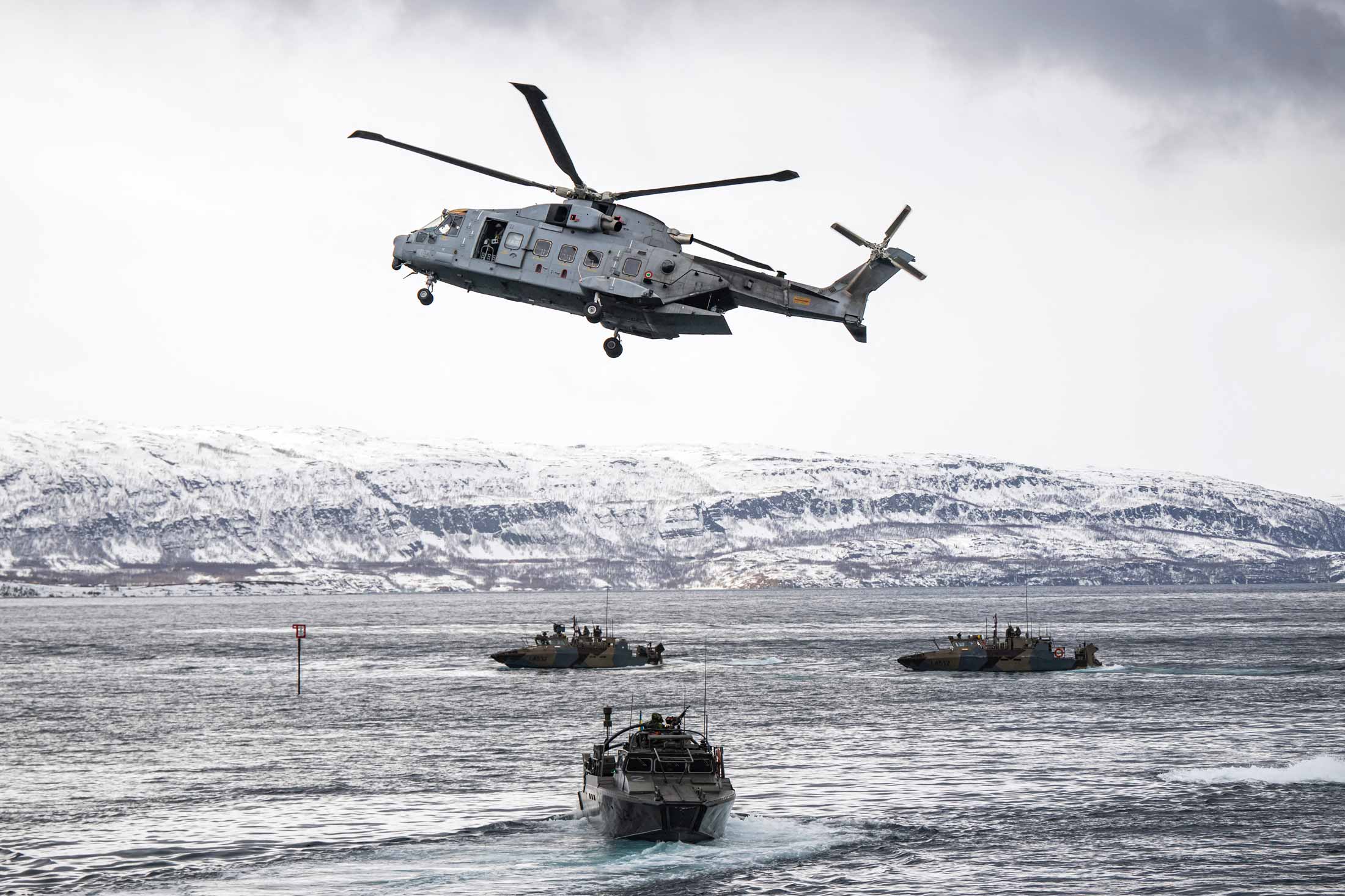 Joint forces of the Swedish, Finnish, Italian and French armies demonstrate an amphibious assault during the Nordic Response exercise in March 2024 above the Arctic Circle near Sorstraumen, Norway. Photgrapher: Jonathan Nackstrand/AFP/Getty Images