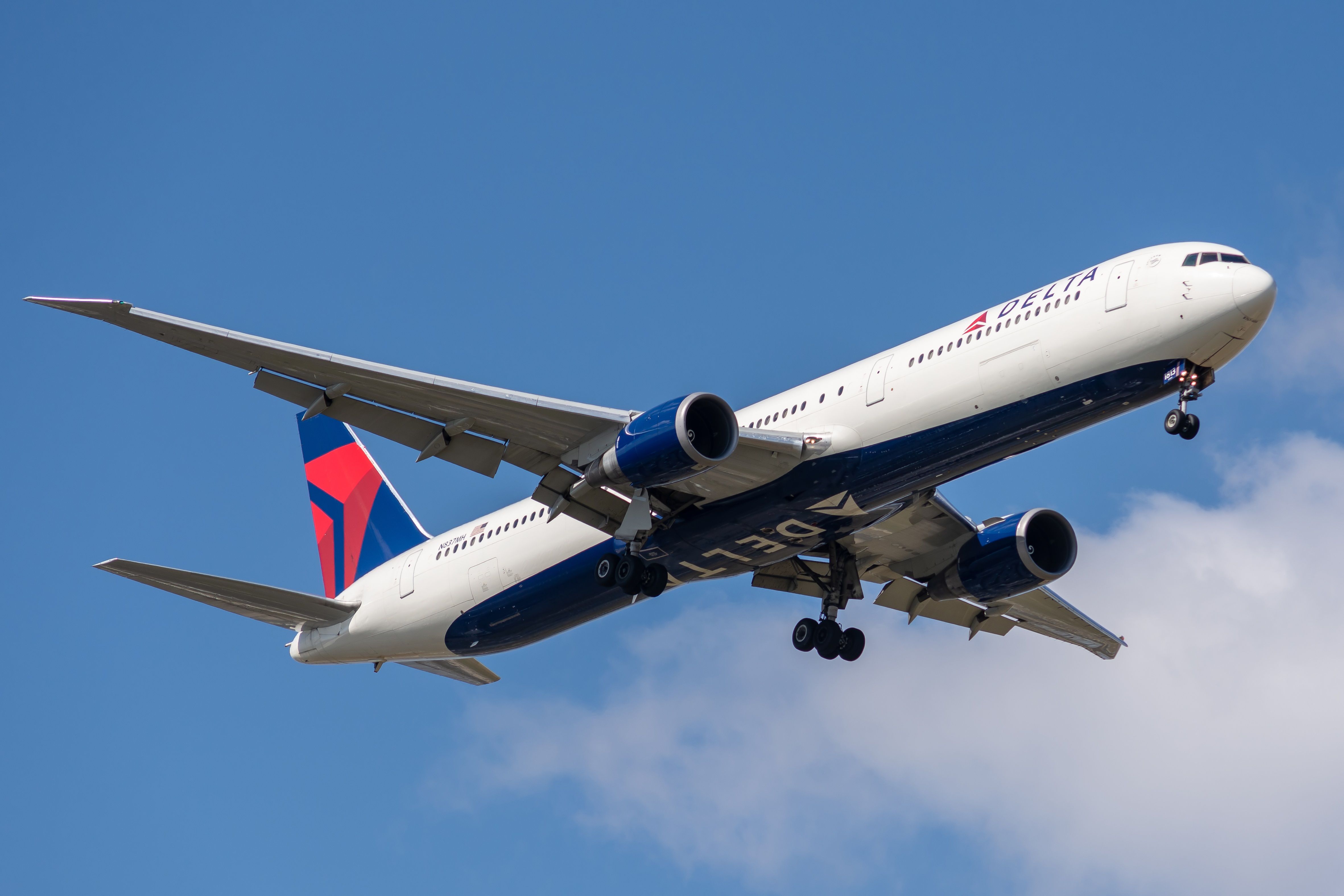 Delta 767-400ER on final approach