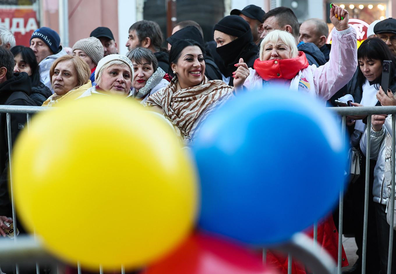 
					Moldovan citizens queue outside the Moldovan embassy in Moscow to vote in Moldova's 2024 presidential election and in the referendum on Moldova's accession to the EU.					 					Sofia Sandurskaya / TASS				