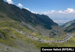 Lines of cars on the Transfagarasan in August 2022