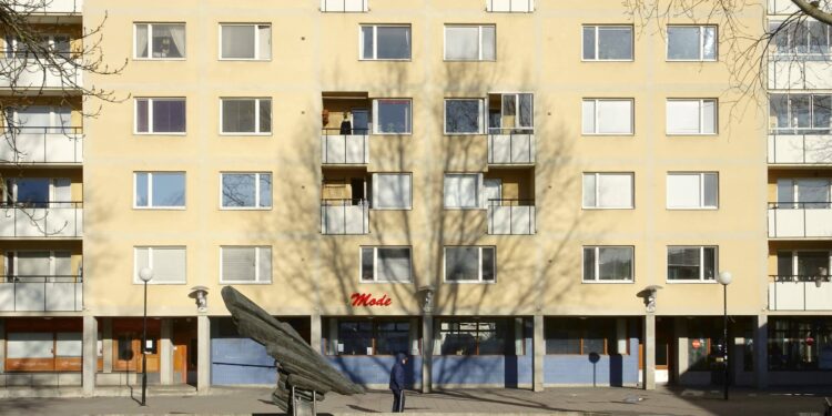 A beige-yellow building. "Mode" is written in the front.