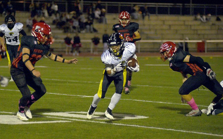 Kenneth Lee runs with the ball.