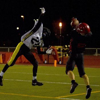 Josh Bell catches a pass.