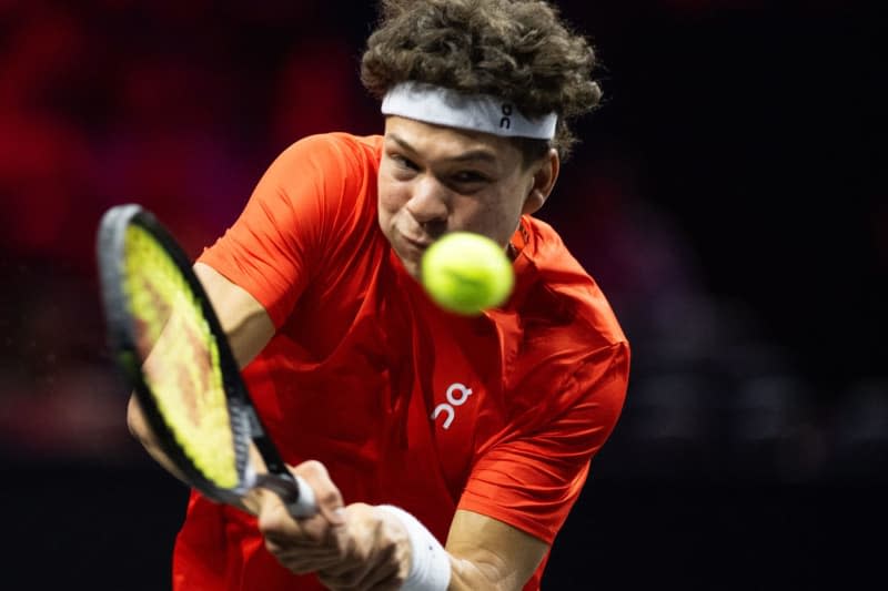 USA's Ben Shelton in action against Russia's Daniil Medvedev during their men's singles tennis match at the Laver Cup at Uber Arena. Christophe Gateau/dpa