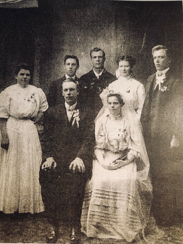 MaryJo Kacvinski's grandparents Steve Kacvinsky and Mary Mrofchak and their wedding party.