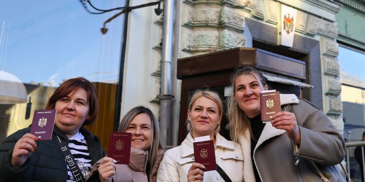 Preliminary results in Moldova put anti-EU side ahead in referendum | Elections News