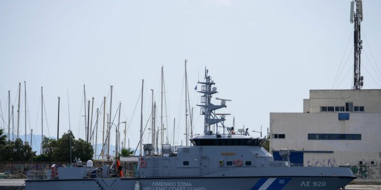 2 still missing from migrant boat that sank south of Greece