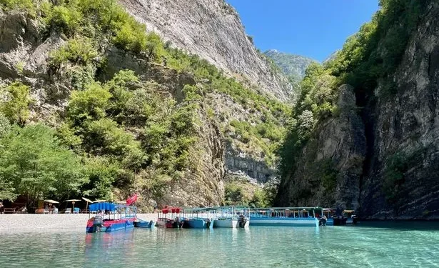 Albania’s Shala River A European Paradise Resembling Thailand, Ideal for a Warm Autumn Getaway Amidst Stunning Turquoise Waters and Lush Mountain Scenery