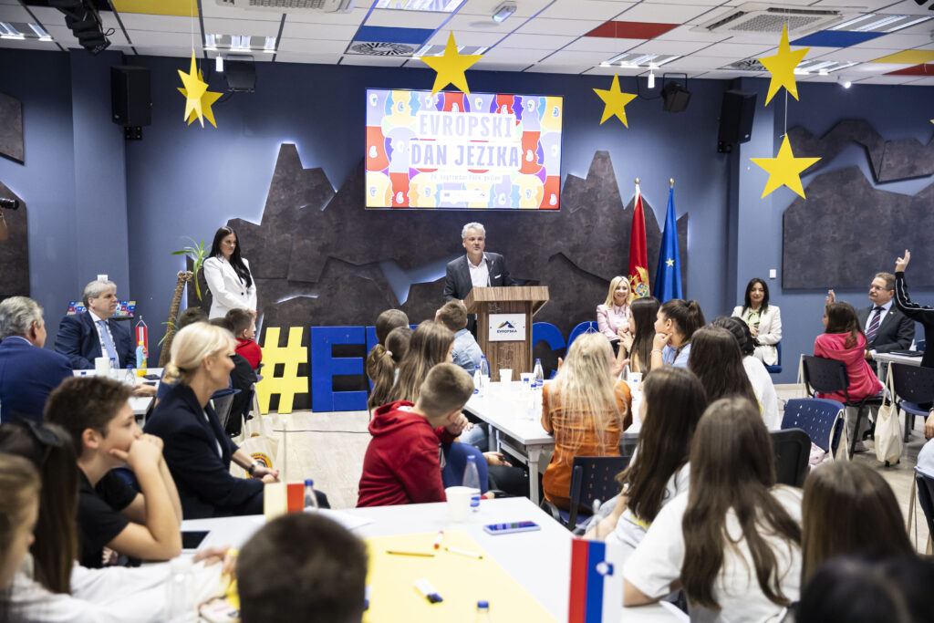 Ambassadors and Pupils from Elementary Schools in Podgorica Mark European Day of Languages