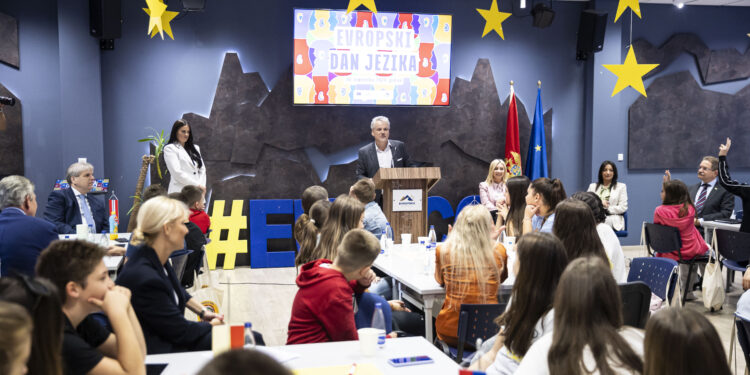 Ambassadors and Pupils from Elementary Schools in Podgorica Mark European Day of Languages