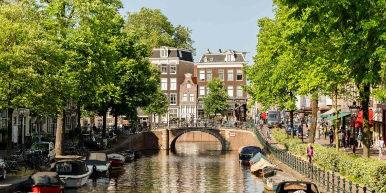 Amsterdam Travel Guide