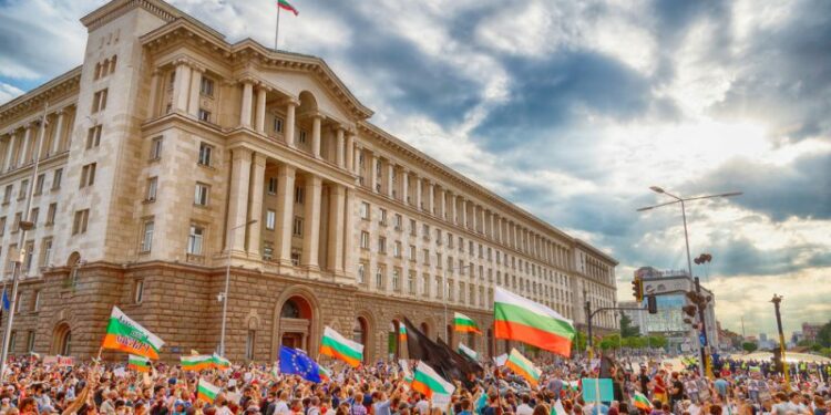 Bulgarians support EU membership but express growing scepticism towards EU policies – Euractiv