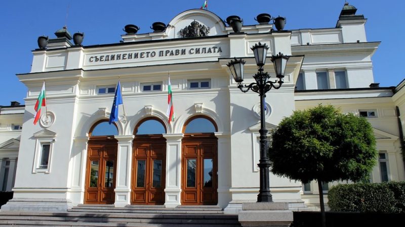 Bulgaria’s pro-European government will likely survive no-confidence vote – Euractiv