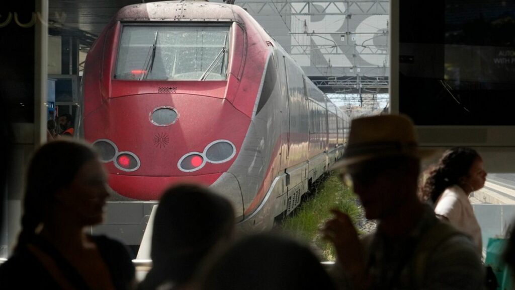 Chaos grips Italy’s rail network after Rome’s main stations come to a standstill