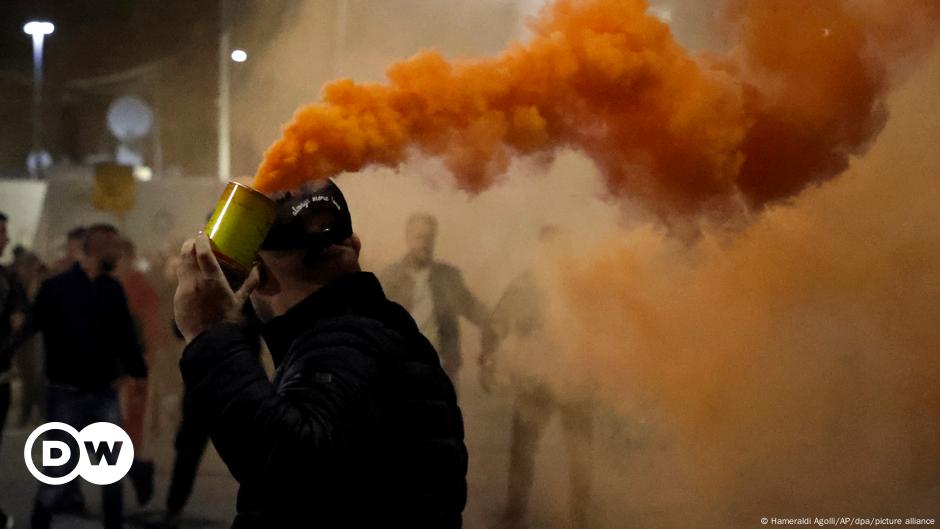 Clashes as protesters call on government to resign – DW – 10/08/2024