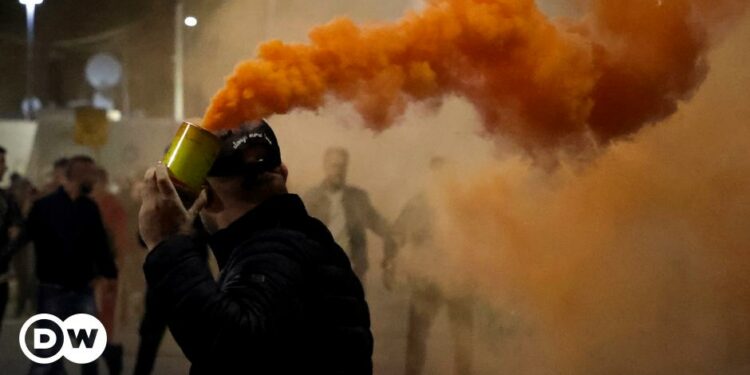 Clashes as protesters call on government to resign – DW – 10/08/2024