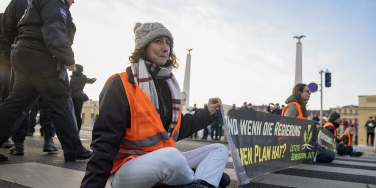 Climate activist group to end campaign – POLITICO