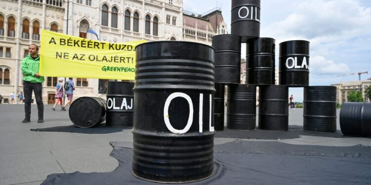 Czech industry profiting from Russian oil sanctions loophole, research reveals – POLITICO