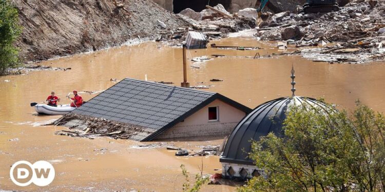 Death toll mounts after flooding and landslides – DW – 10/04/2024