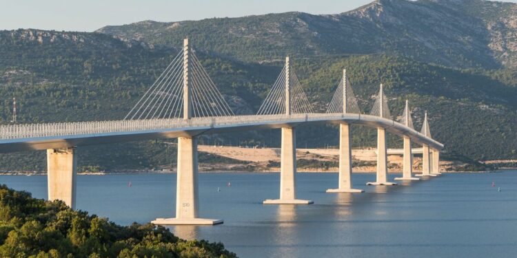 Disaster in Croatia as cracks appear in brand new £350m bridge | World | News