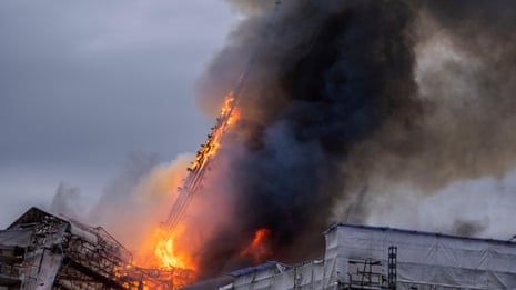 Moment spire collapses at Copenhagen's old stock exchange – video