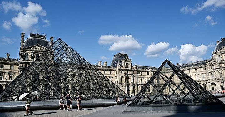 France Mulls Raising Fees for Non-EU Tourists at Iconic Sites