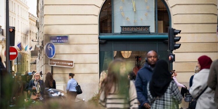 France’s absent public workers face benefits cut in savings blitz