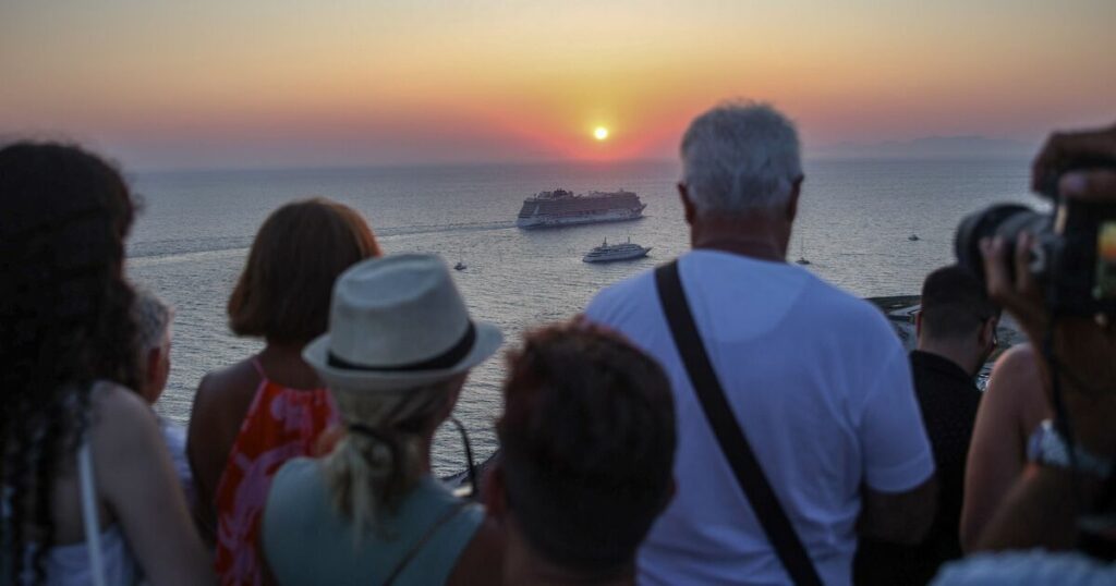 Greece locals and tourists ‘forced to hide’ over ‘awful’ problem | Europe | Travel