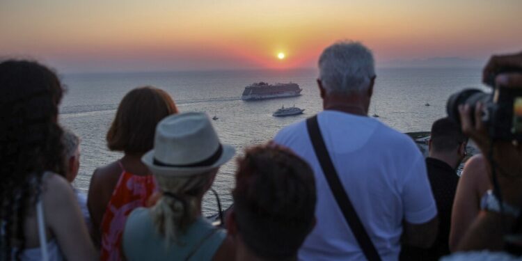 Greece locals and tourists ‘forced to hide’ over ‘awful’ problem | Europe | Travel